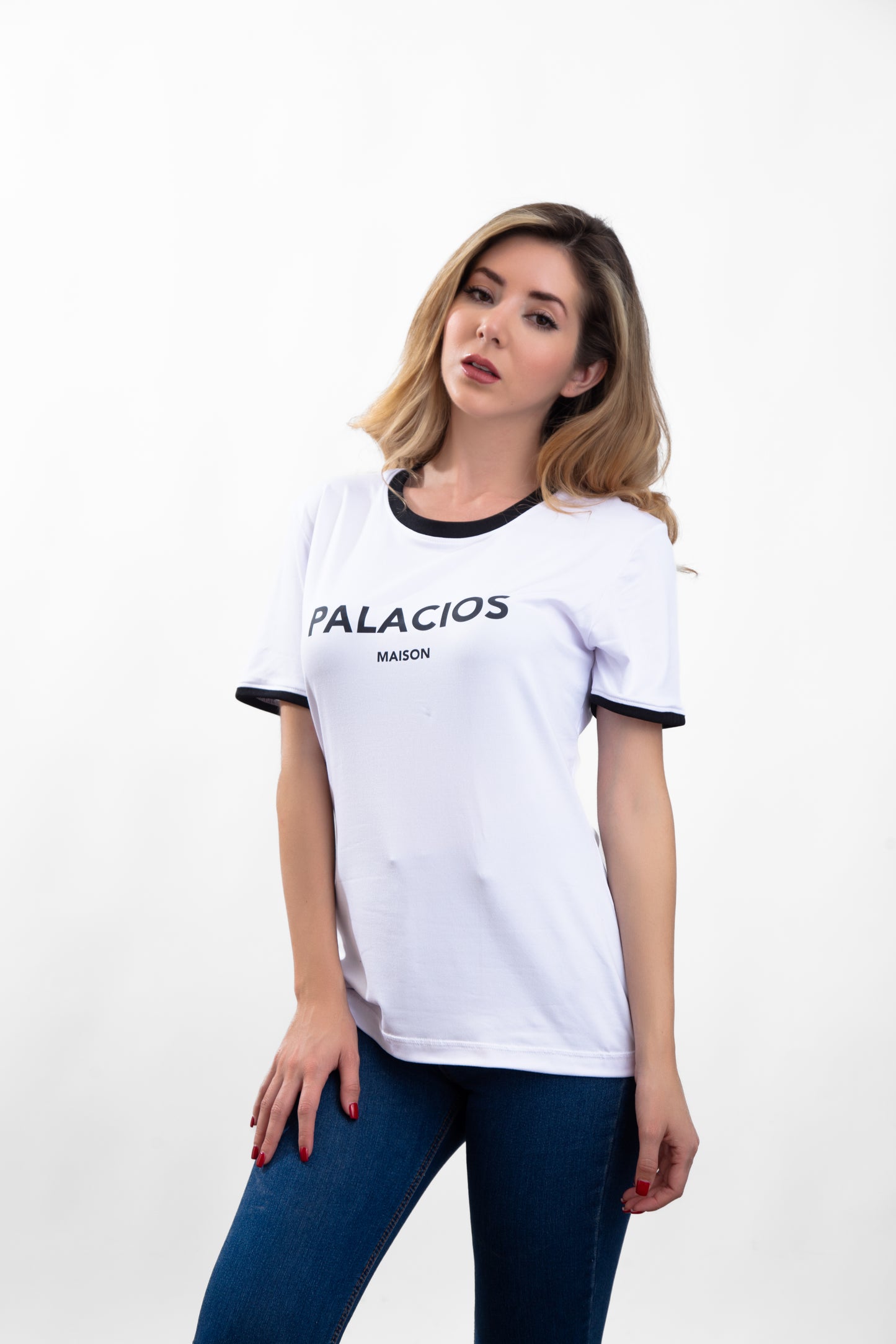 CAMISETA BLANCA CON CONTRASTE EN CUELLO Y MANGAS CON APLICACION LOGO PALACIOS