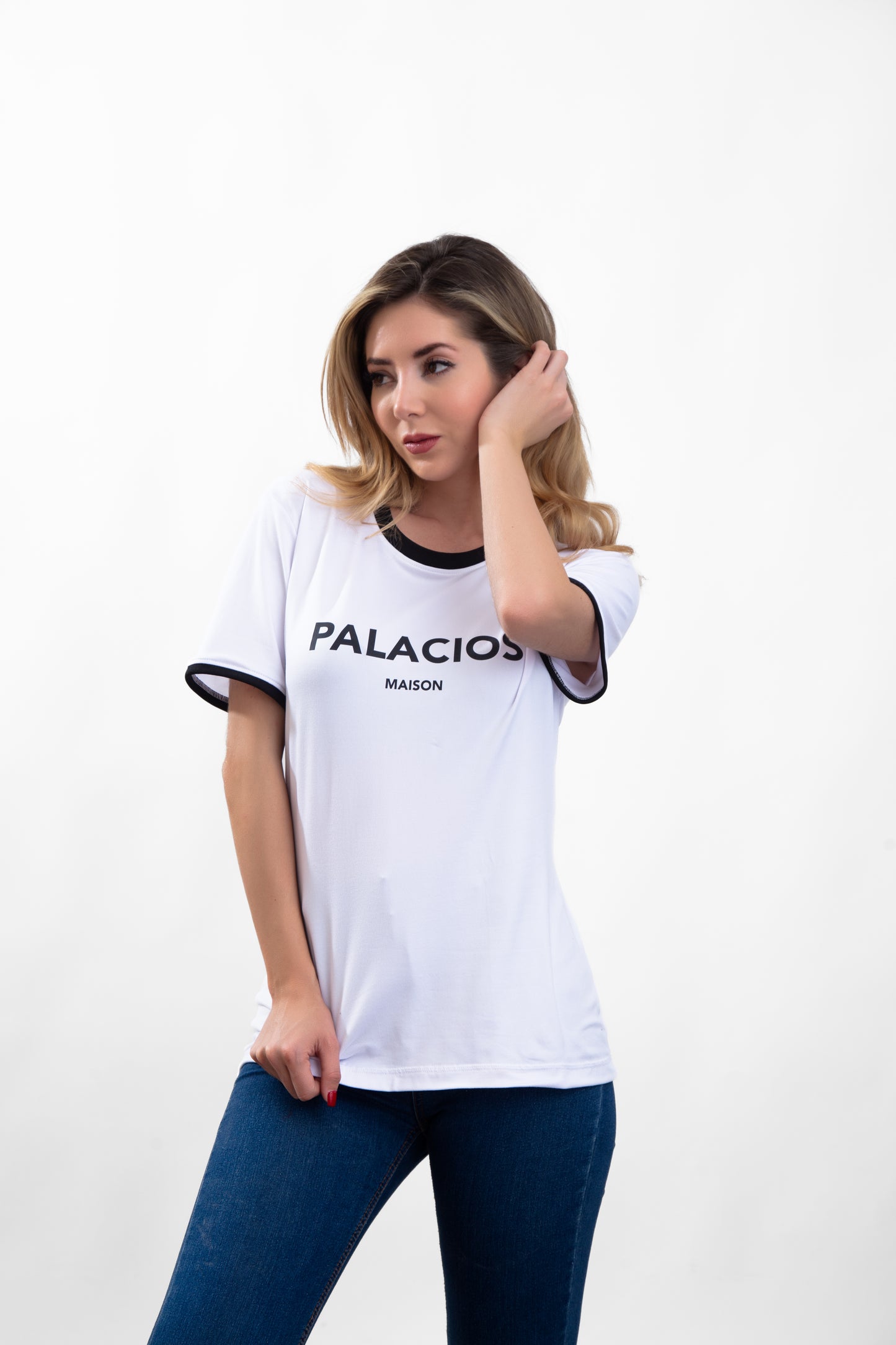 CAMISETA BLANCA CON CONTRASTE EN CUELLO Y MANGAS CON APLICACION LOGO PALACIOS