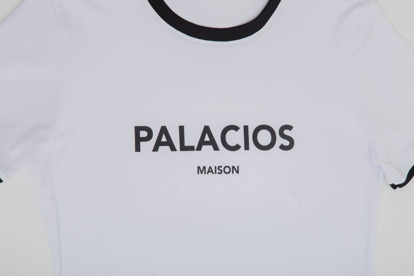 CAMISETA BLANCA CON CONTRASTE EN CUELLO Y MANGAS CON APLICACION LOGO PALACIOS